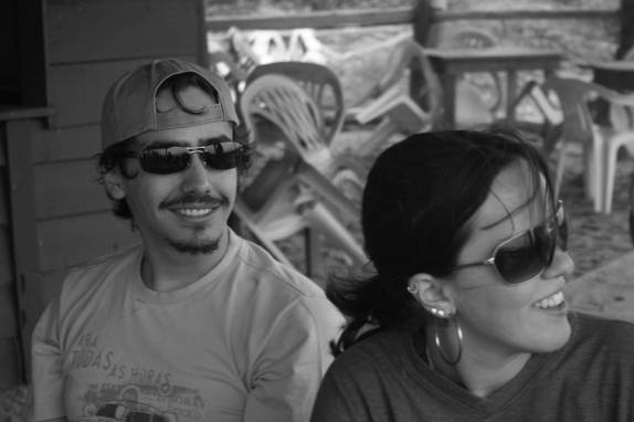 Leo e Karen em quiosque na praia  em Itaúnas - ES